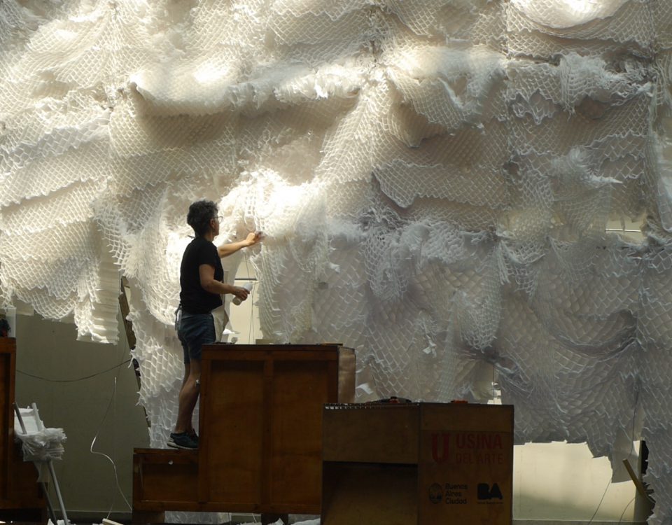 Imagen: Andrea Moccio. Exuvia, 2020, Usina del Arte. Site specific con guirnaldas de papel de seda 21m x 10m.